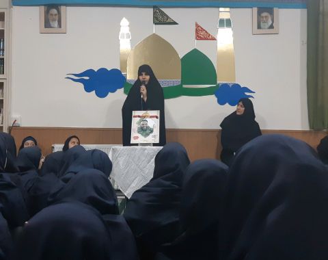 حضور همسر شهید مدافع حرم حسین محرابی در بین دانش آموزان