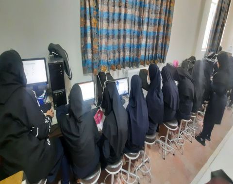 حضور دانش آموزان پایه هشتم در کارگاه رایانه