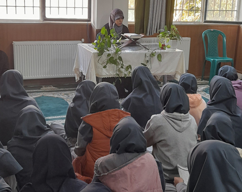 شروع فعالیت قرآنی آموزشگاه و ثبت نام دانش آموزان علاقمند به شرکت در مسابقات قرآن